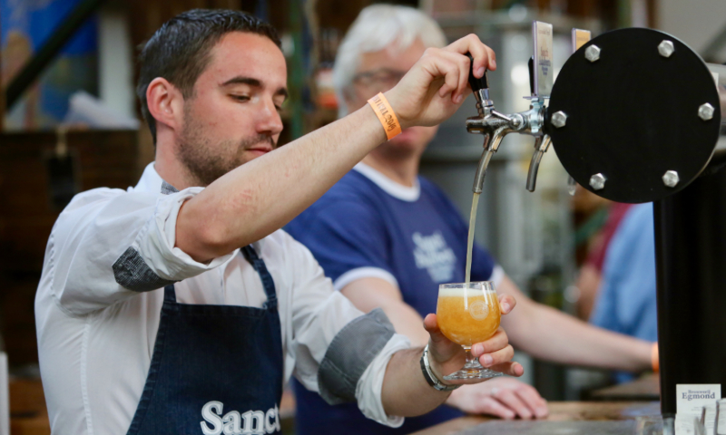 Nederlands bier tappen door Sancti Adalberti